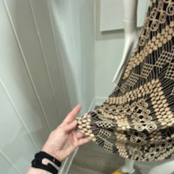 Anne Klein Textured Lace Beige & Black Dress in Size 12 - Picture 5 of 7